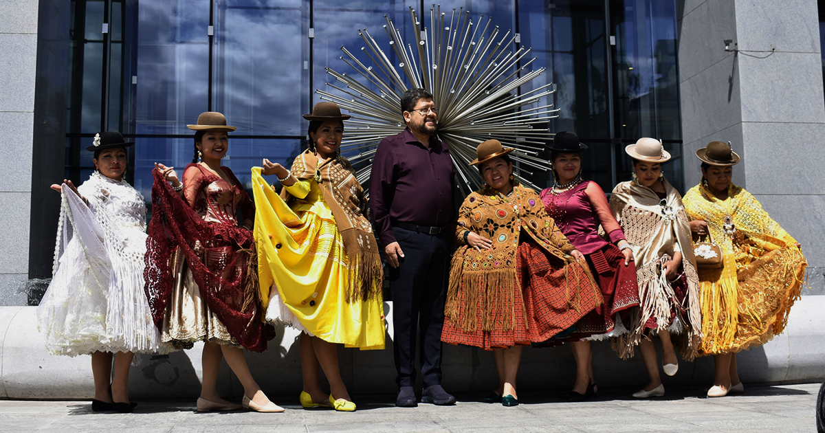 Samuel Doria Medina y las modelos paceñas (Foto: F. Justiniano)