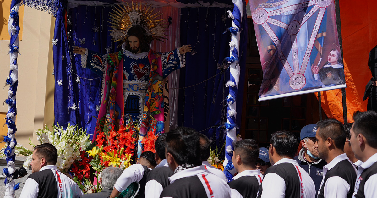 Jesús del Gran Poder y feligreses (Foto: Mediabol)