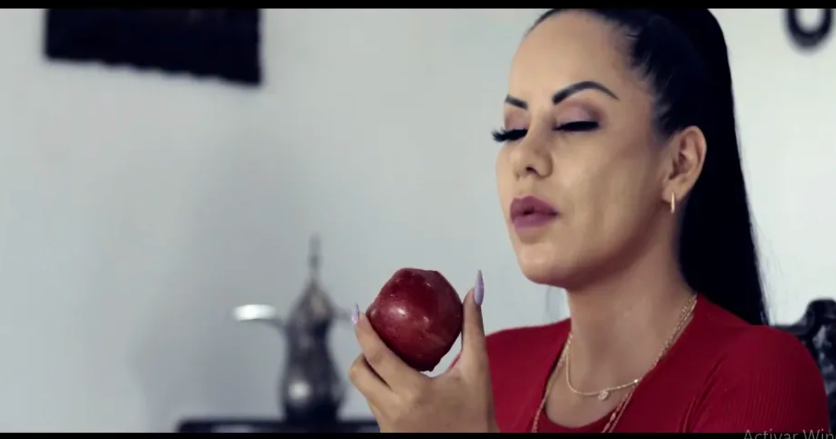 Mayté Flores, escena de Layla (Foto: Captura) 