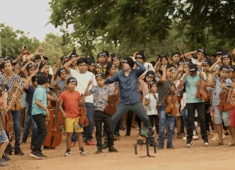 Fabio Zambrana y niños de la Sinfónica de la Chiquitania (Foto: Captura video)