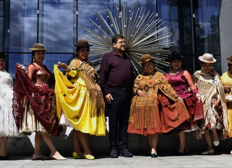 Samuel Doria Medina y las modelos paceñas (Foto: F. Justiniano)