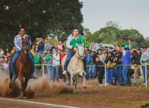 Carrera de caballos en El Carmen Rivero Torrez (Foto: Diego Lagos)
