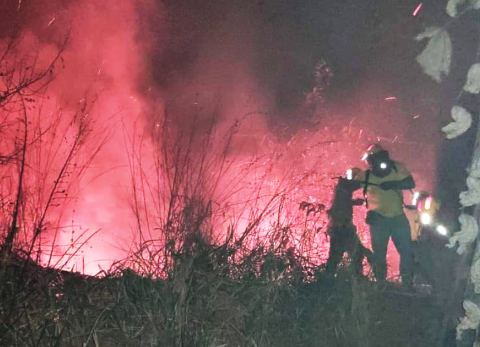Bomberos combaten con fuego en Bolivia (Foto: RRSS)
