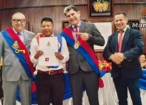 Yoimer Villamor flanqueado por autoridades universitarias