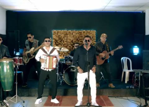 El Kalaka y su banda (Foto: Captura) 