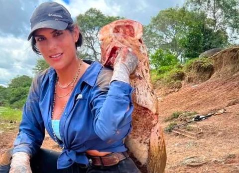 Scarleht Anderson junto a un paiche (Foto: S.A.)