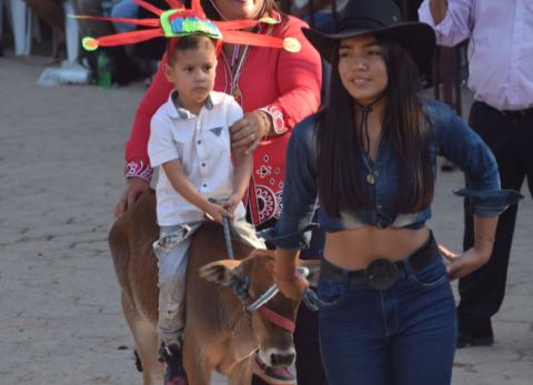 Desfile de niños junto a su ternera en San Borja (Foto: Radio Latina) 