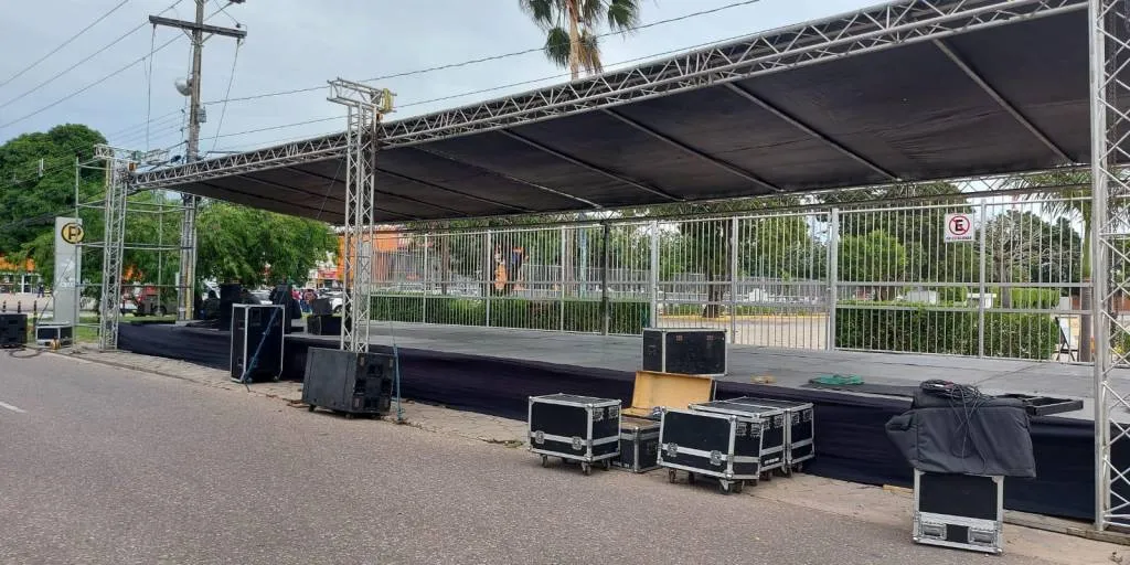 Armado de la tarima para el corso cruceño en la Avenida Roca y Coronado (Foto: Unitel)
