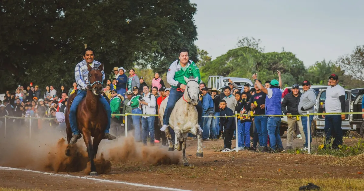 Carrera de caballos en El Carmen Rivero Torrez (Foto: Diego Lagos)