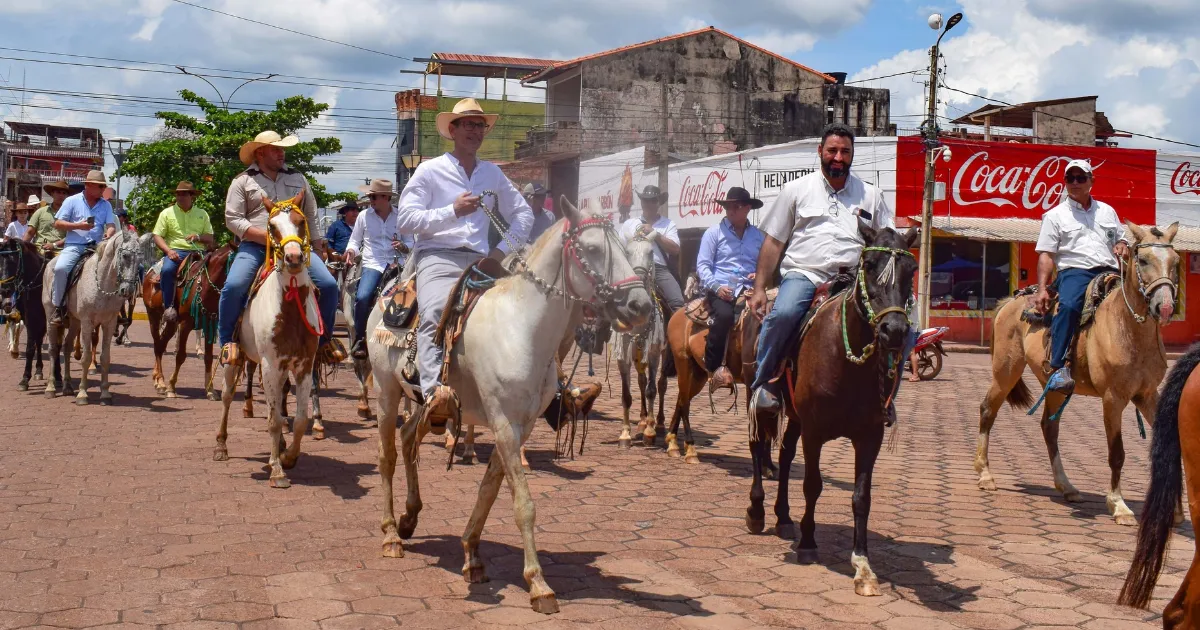 Cabalgata en el Congreso de los Ganaderos del Beni (Fegabeni) 
